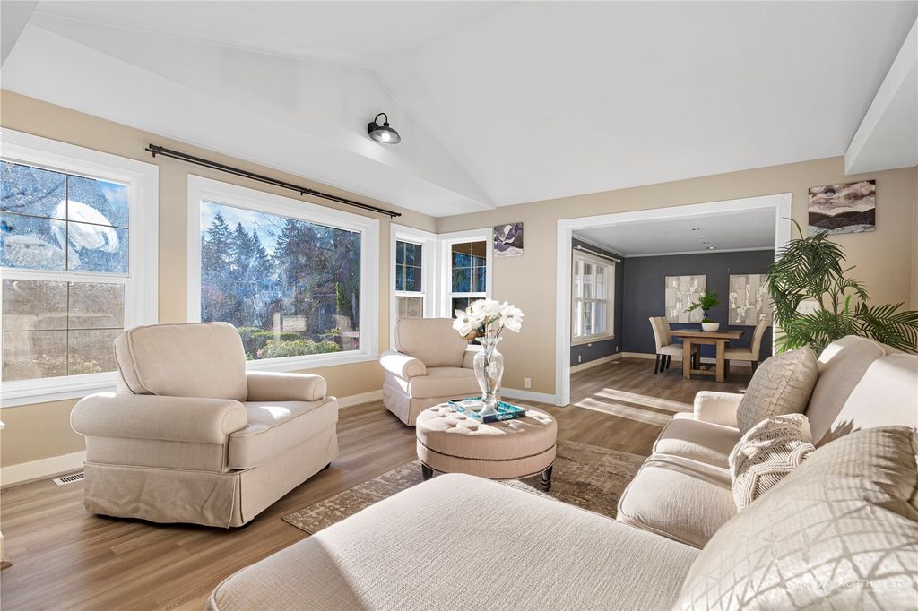 Photo of 216 106th Avenue SE, Bellevue, WA 98004 (MLS # 2208766)