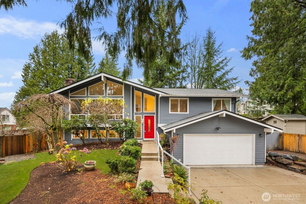 Photo of 11806 NE 69th Place, Kirkland, WA 98033 (MLS # 2447359)