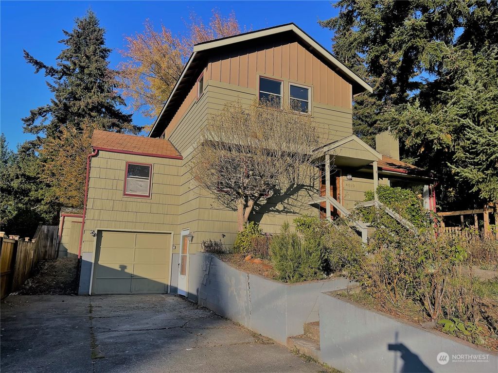 Photo of 4010 NE 115th Street, Seattle, WA 98125 (MLS # 2005970)