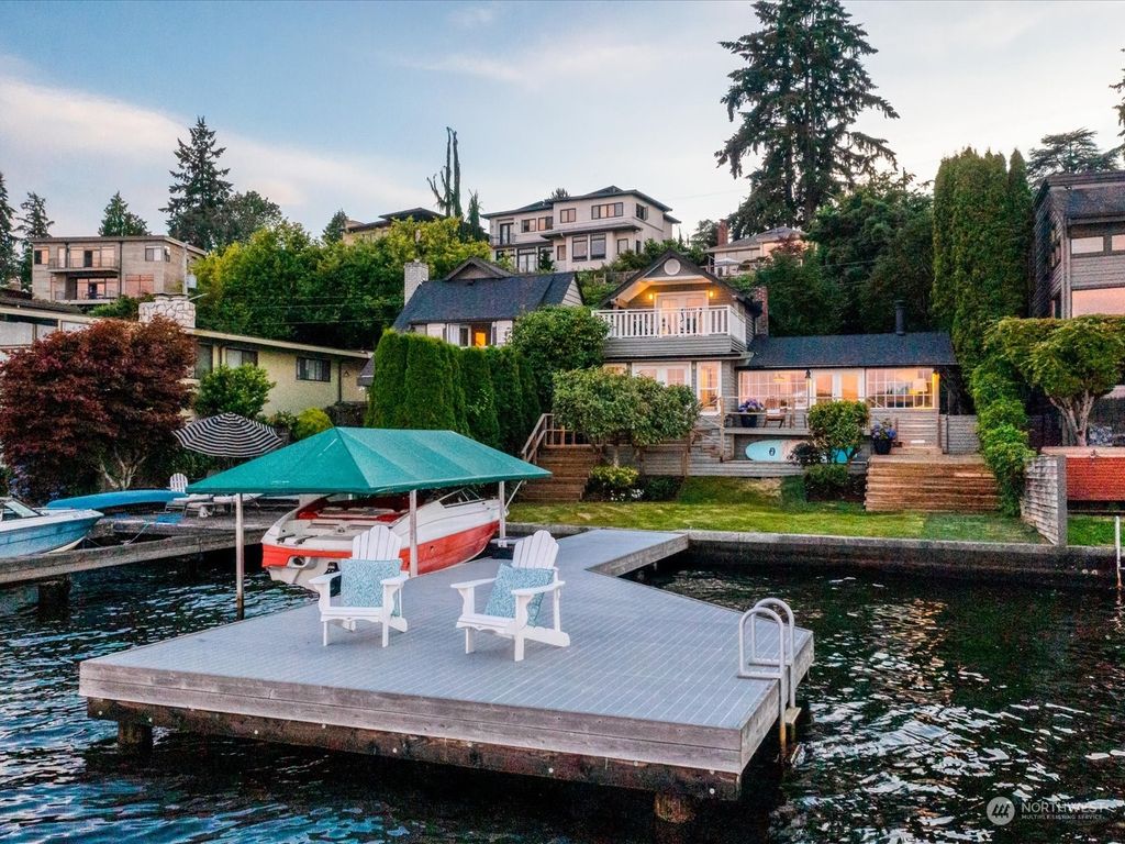 Photo of 10620 Riviera Place NE, Seattle, WA 98125 (MLS # 2008791)