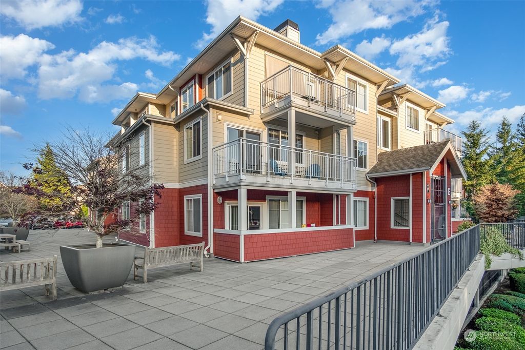 Photo of 517 225th Lane NE #E204, Sammamish, WA 98074 (MLS # 2077438)