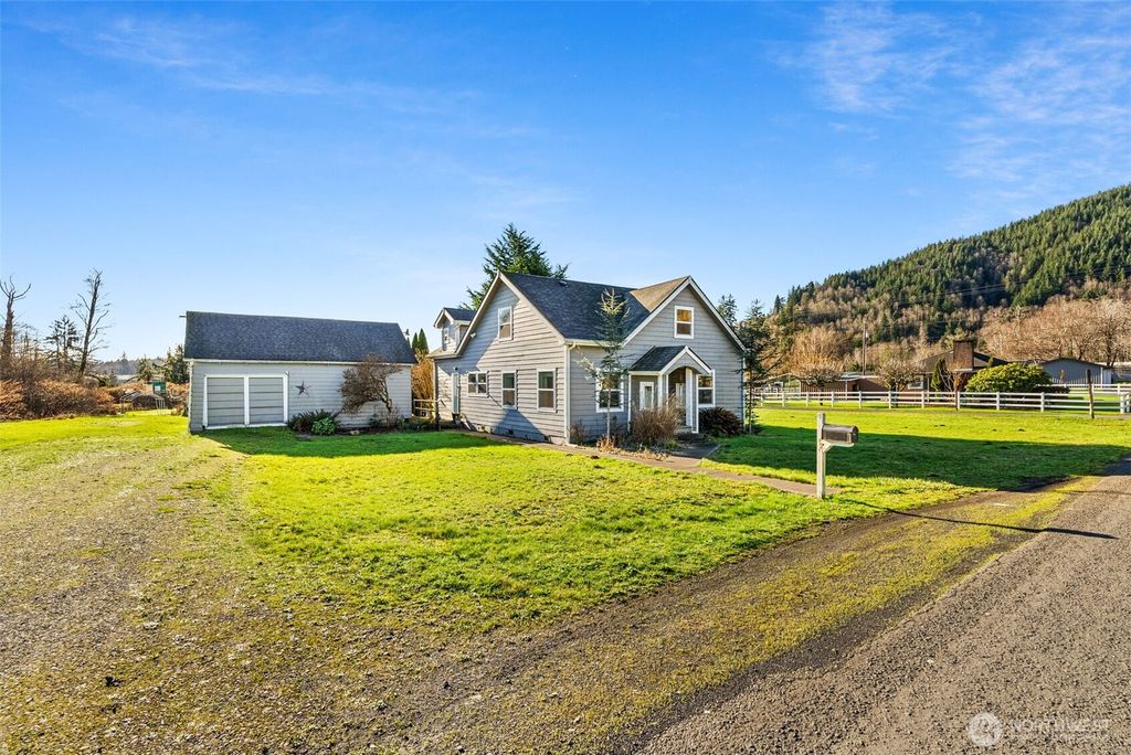 Photo of 933 Crescent Street, Raymond, WA 98577 (MLS # 2467314)