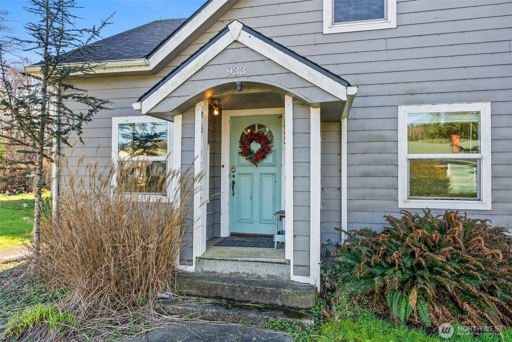 Photo of 933 Crescent Street, Raymond, WA 98577 (MLS # 2467314)