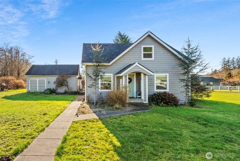 Photo of 933 Crescent Street, Raymond, WA 98577 (MLS # 2467314)