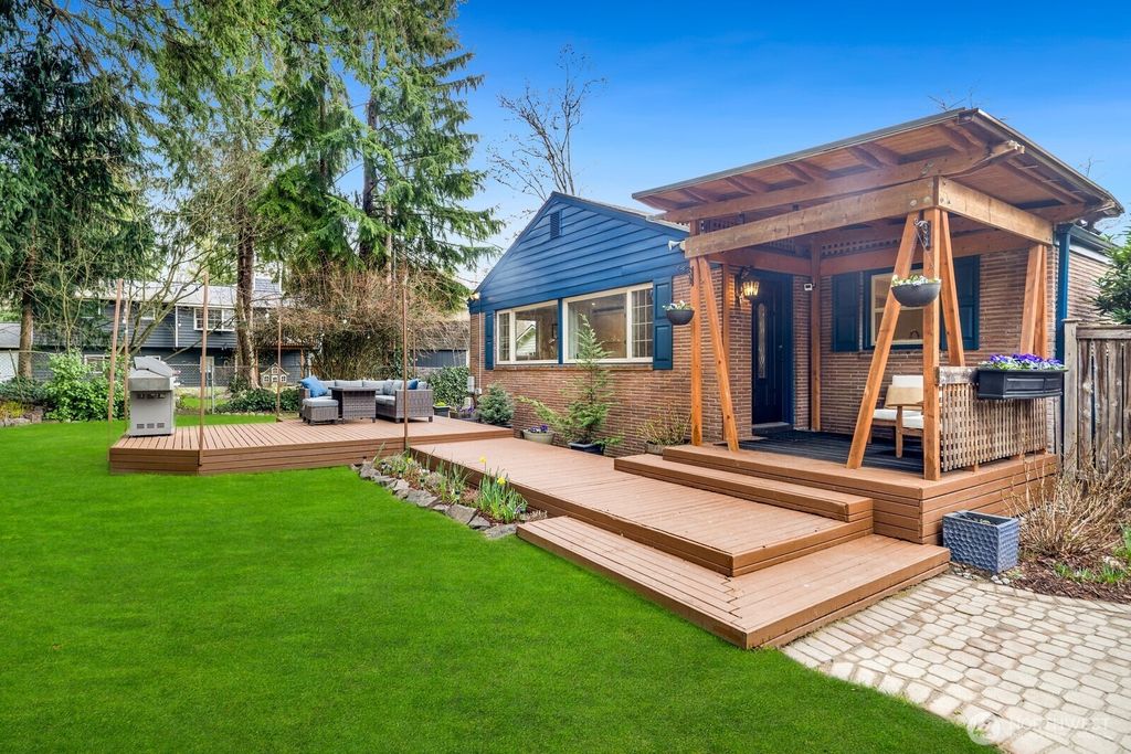 Photo of 7220 NE 190th Court, Kenmore, WA 98028 (MLS # 2342548)