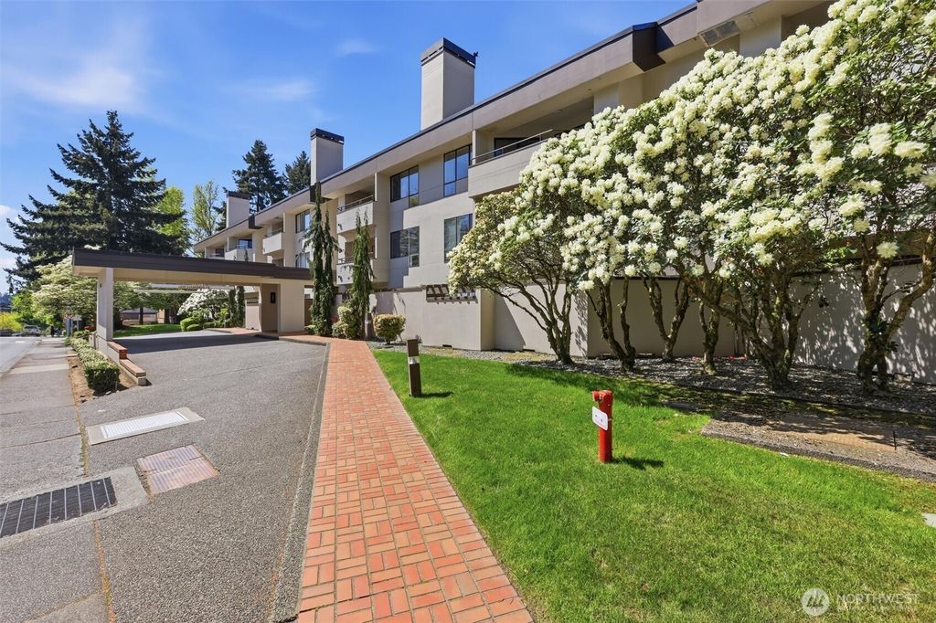 Photo of 401 100th Avenue NE #209, Bellevue, WA 98004 (MLS # 2516268)