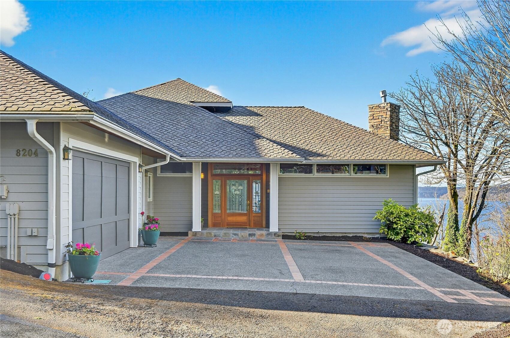 8204 East Side Drive NE