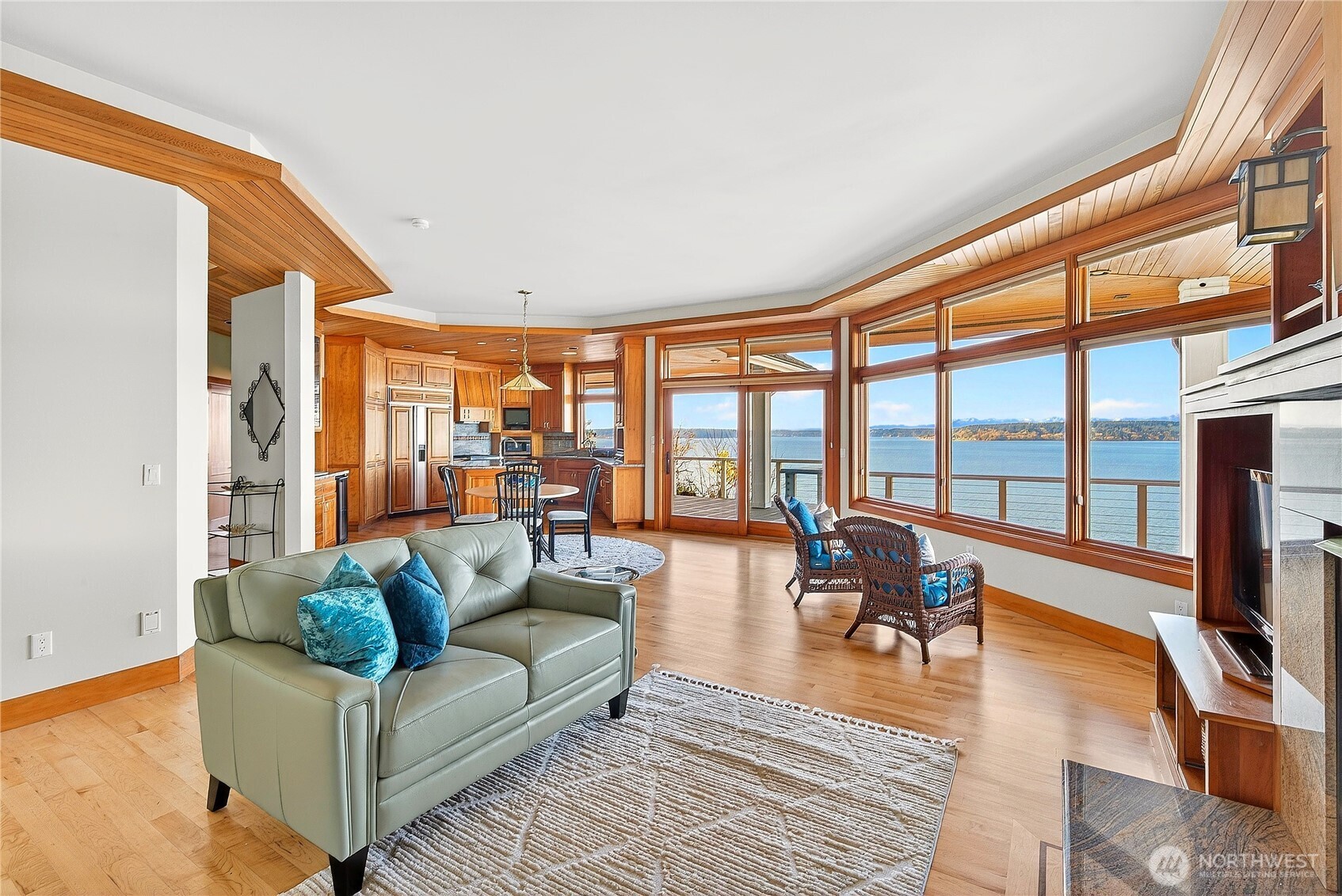 8204 East Side Drive NE