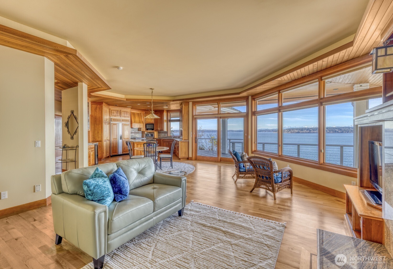 8204 East Side Drive NE