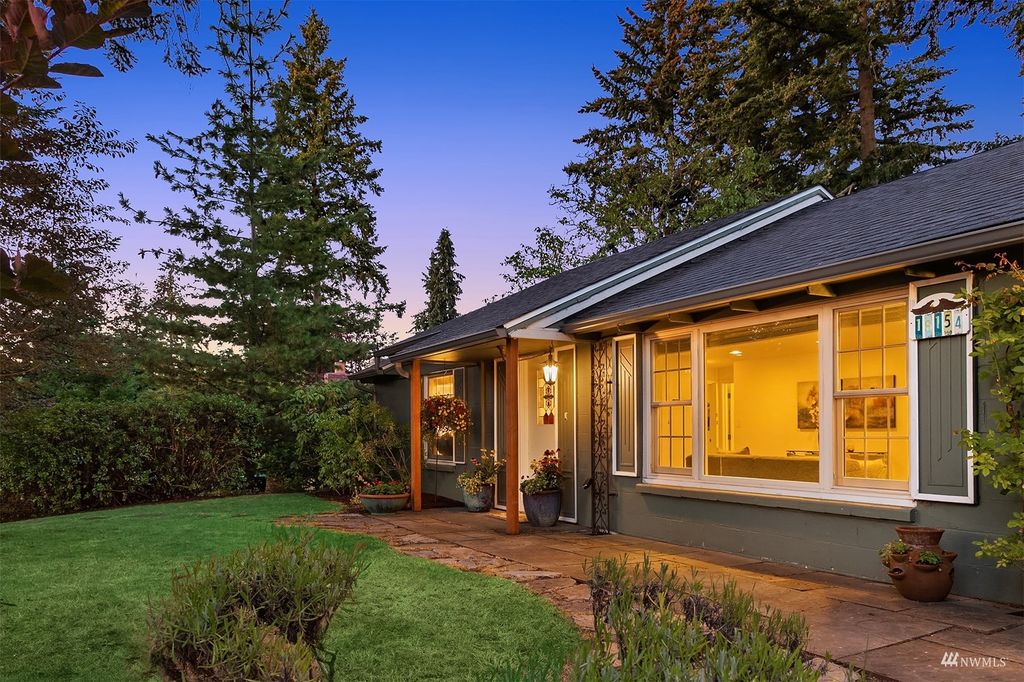 Photo of 16154 Midvale Avenue N, Shoreline, WA 98133 (MLS # 1993681)