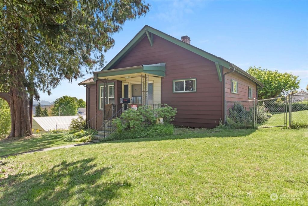Photo of 1306 38th Street, Everett, WA 98201 (MLS # 2066375)