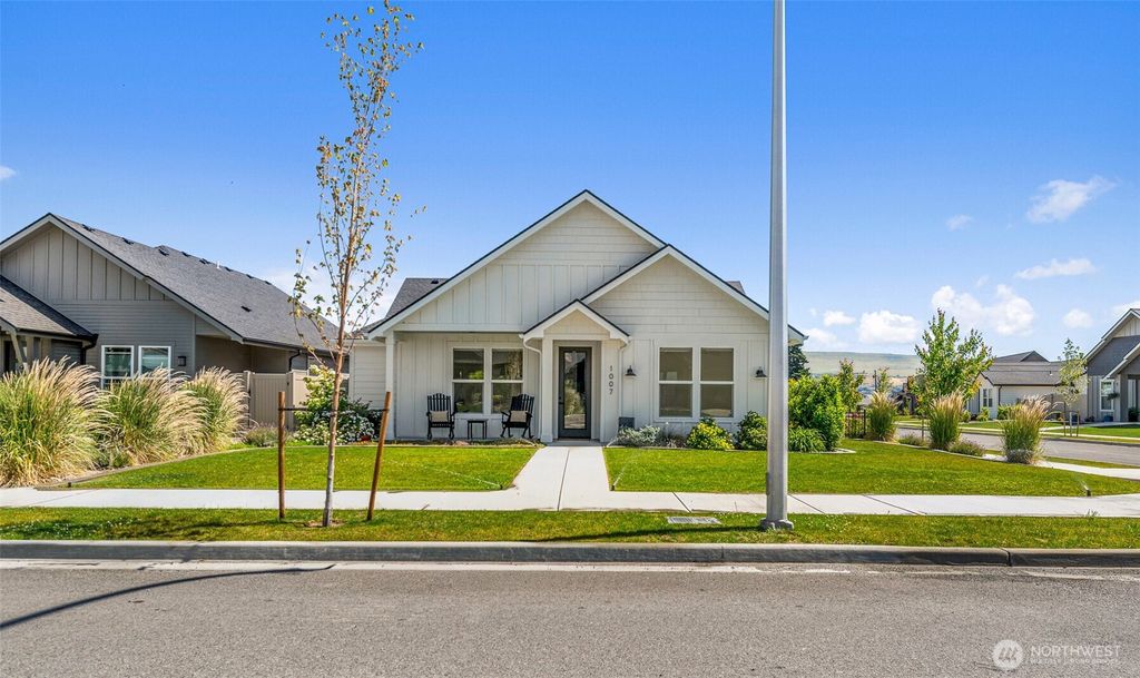 Photo of 1007 Racine Springs Drive, Wenatchee, WA 98801 (MLS # 2477167)