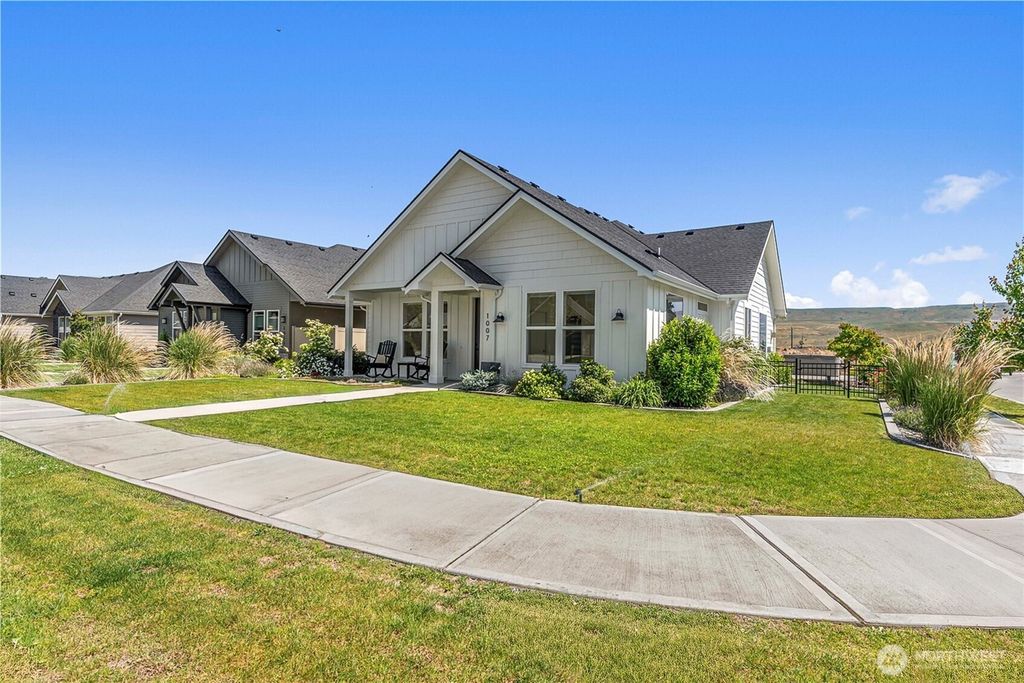 Photo of 1007 Racine Springs Drive, Wenatchee, WA 98801 (MLS # 2477167)