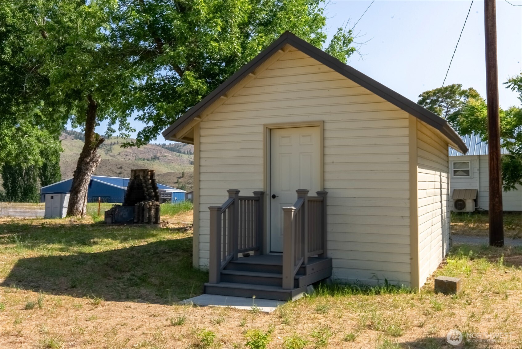 216 4th Street E