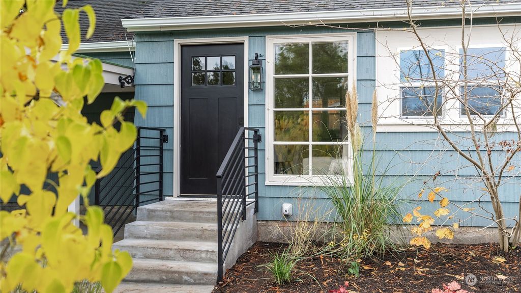 Photo of 15537 10th Avenue NE, Shoreline, WA 98155 (MLS # 2308942)