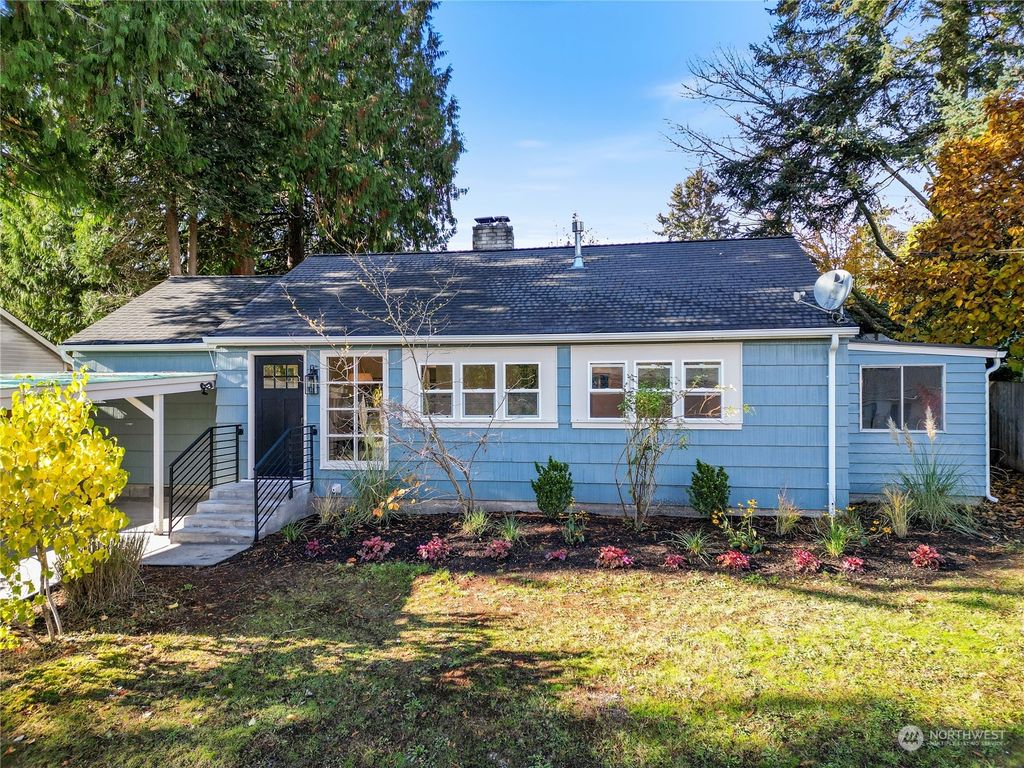 Photo of 15537 10th Avenue NE, Shoreline, WA 98155 (MLS # 2308942)