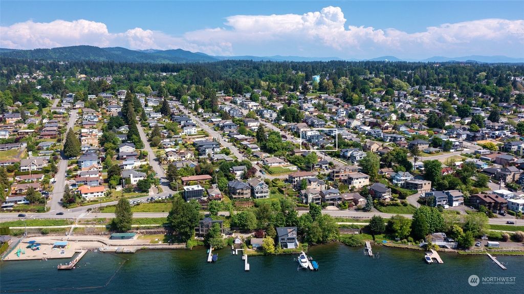 Photo of 991 N 33rd Place Pl, Renton, WA 98056 (MLS # 2143656)
