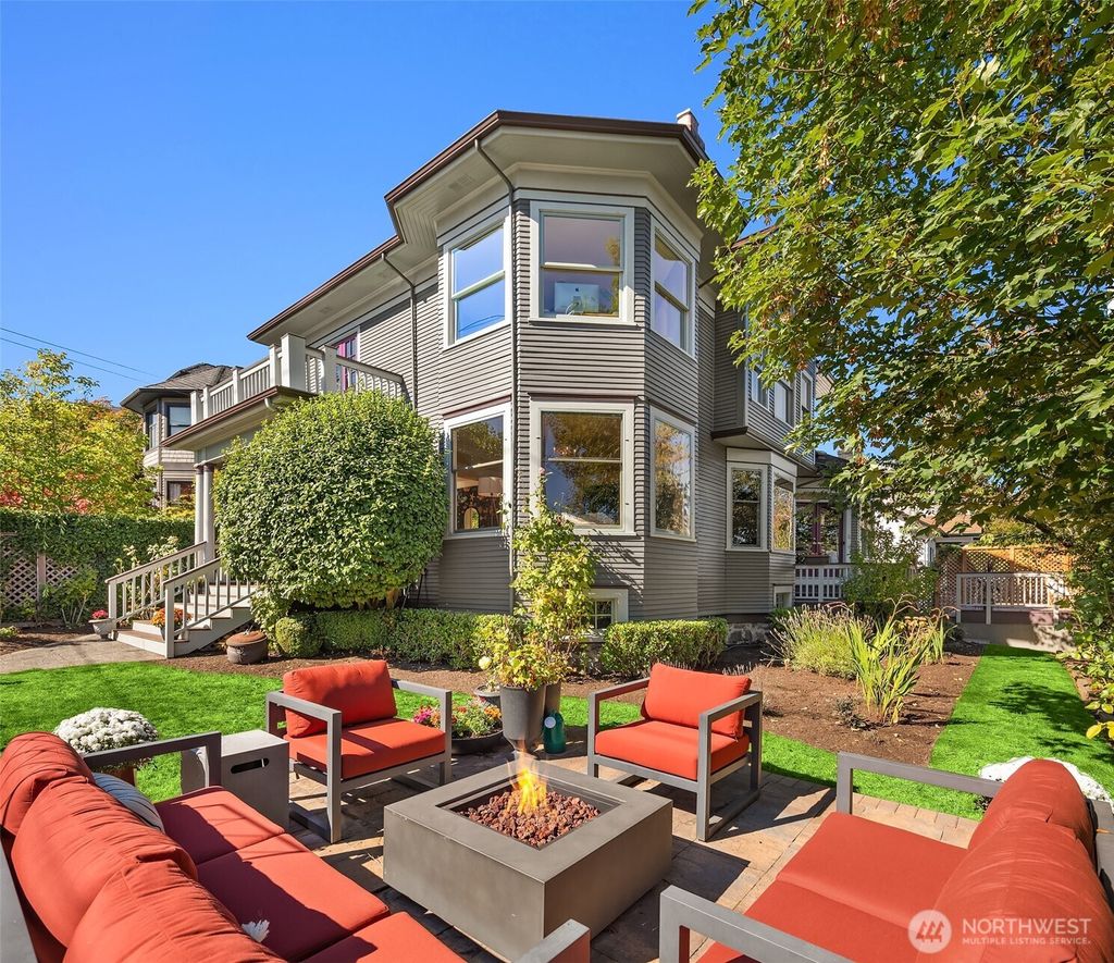 Photo of 402 W Galer Street, Seattle, WA 98119 (MLS # 2471847)
