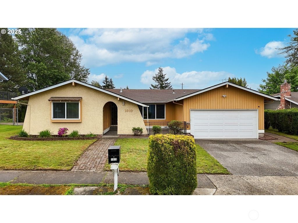 Photo of 1919 SE 22nd Place, Renton, WA 98055 (MLS # 2415898)