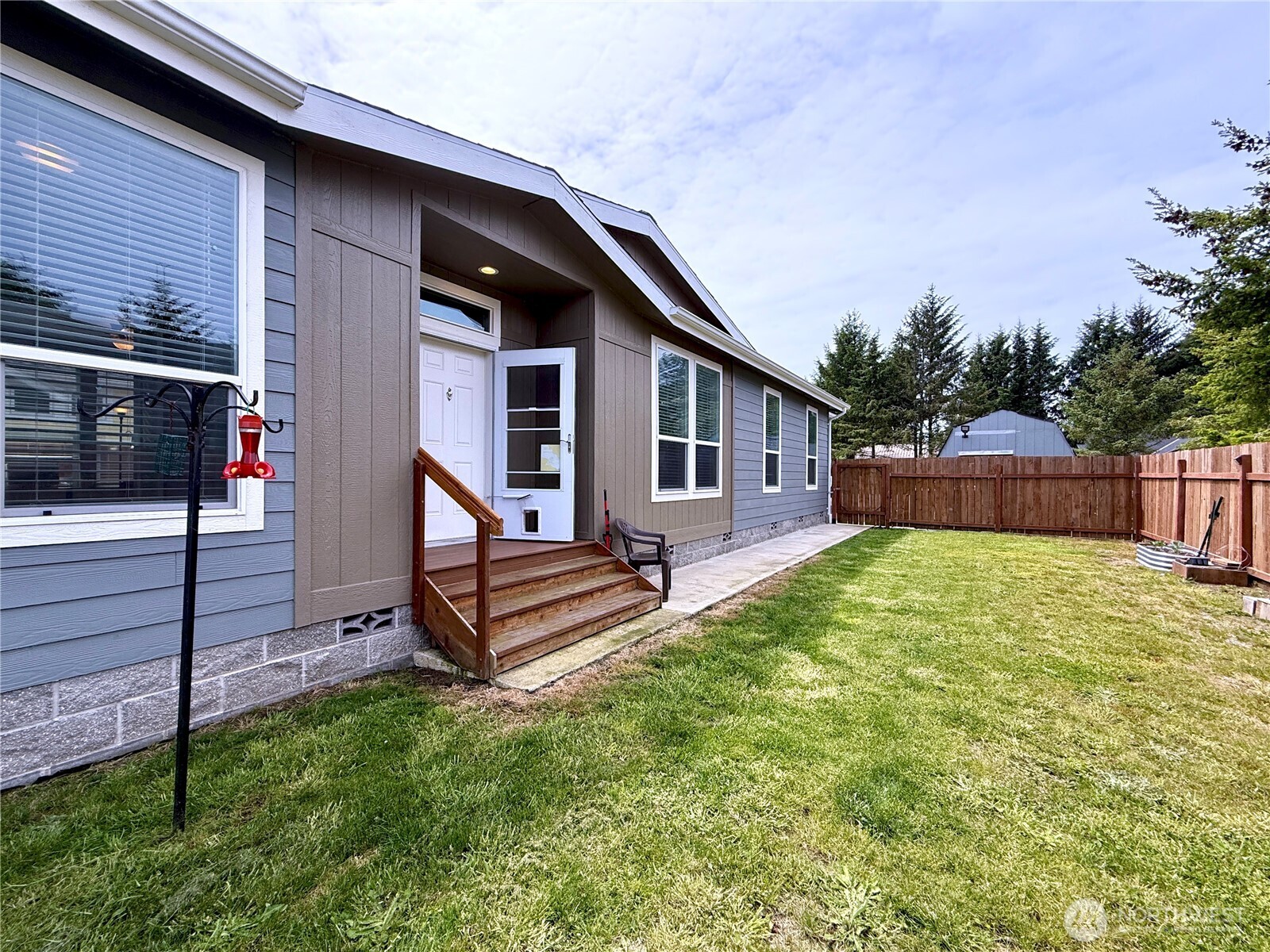 642 Weatherwax Loop NE