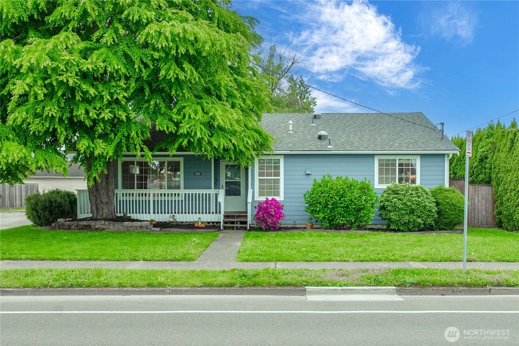 Photo of 1010 Academy Street, Sumner, WA 98390 (MLS # 2520310)