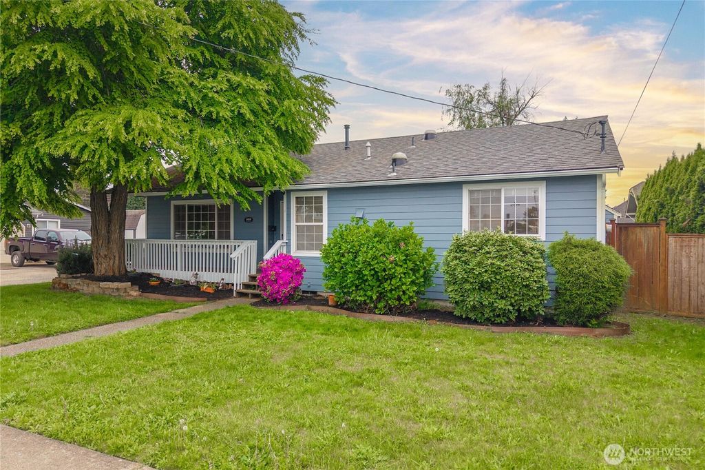 Photo of 1010 Academy Street, Sumner, WA 98390 (MLS # 2520310)