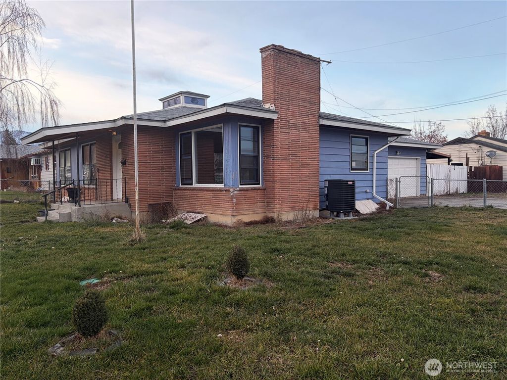 Photo of 700 Schons Place, Wenatchee, WA 98801 (MLS # 2467168)