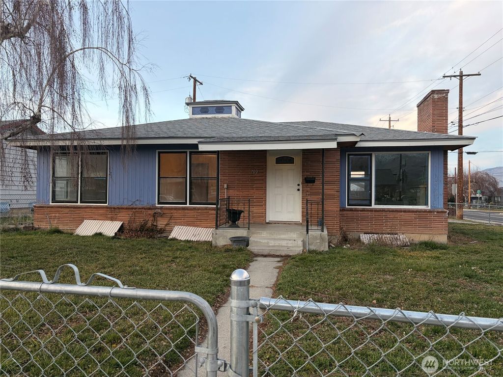 Photo of 700 Schons Place, Wenatchee, WA 98801 (MLS # 2467168)