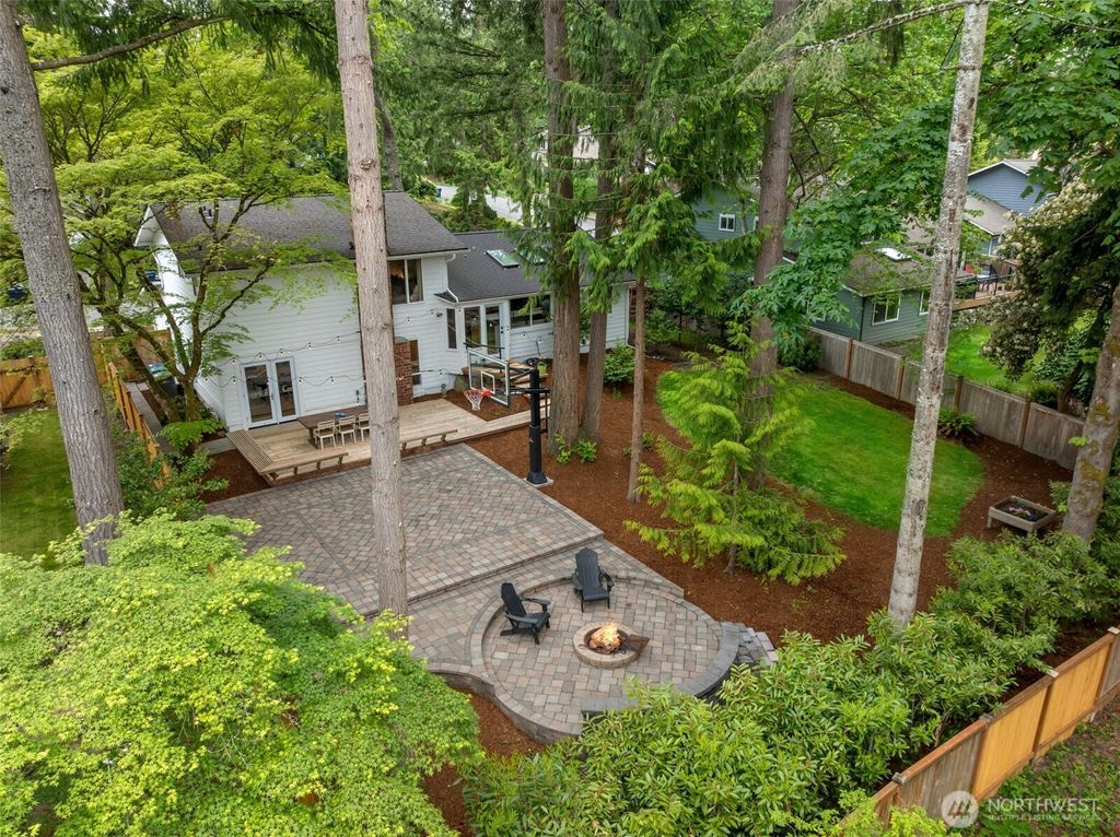 Photo of 18210 NE 28th Street, Redmond, WA 98052 (MLS # 2393734)