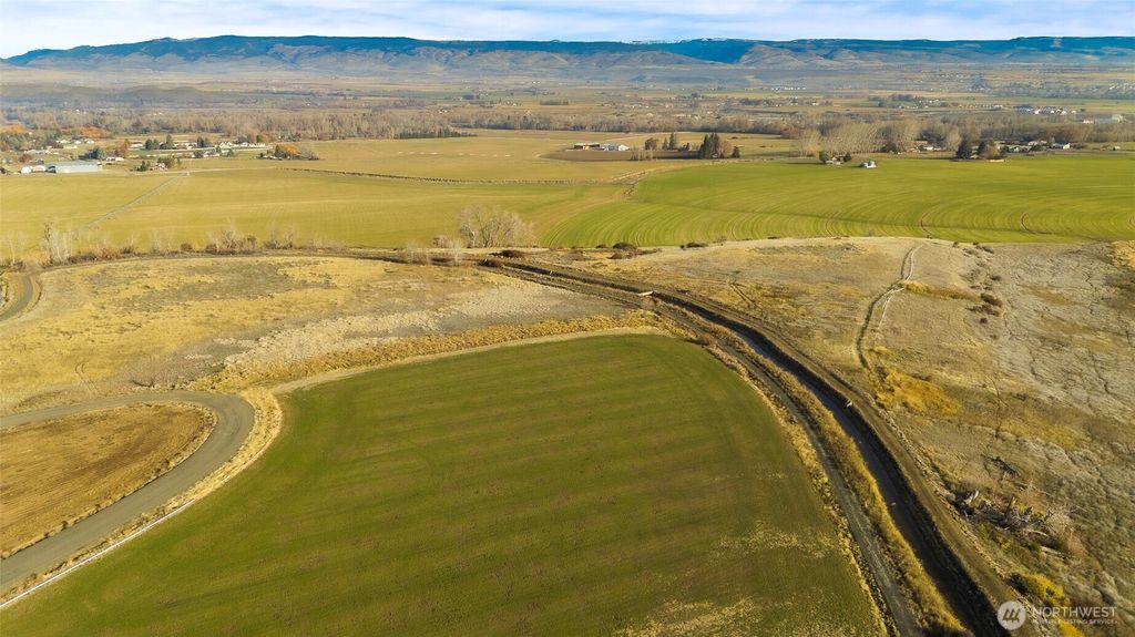 Photo of 1681 Edge Bluff Loop, Ellensburg, WA 98926 (MLS # 2506049)