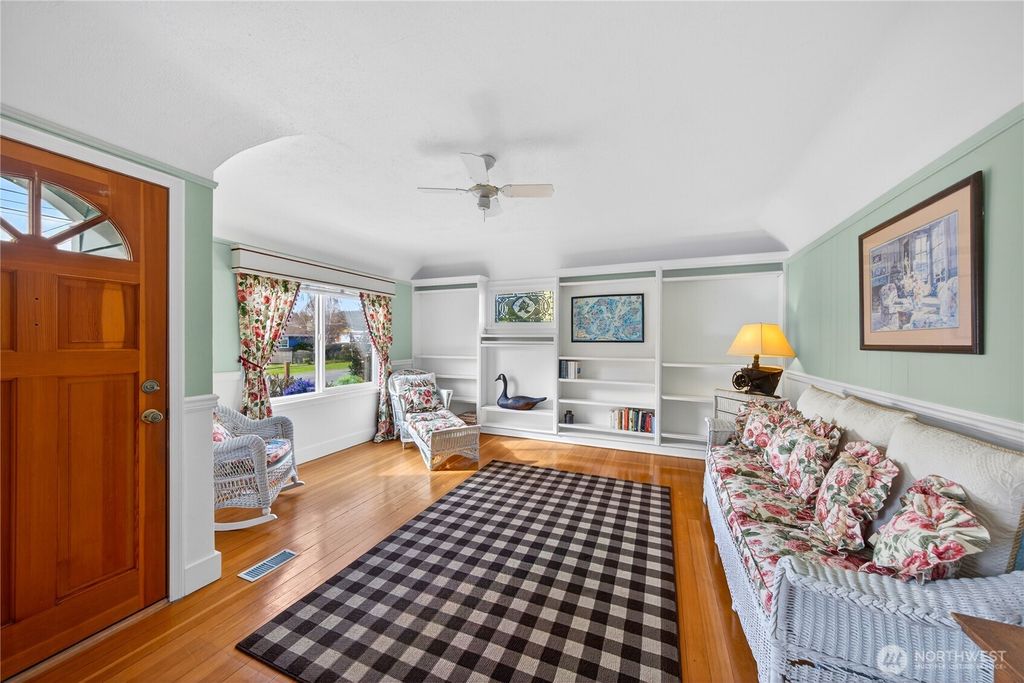 Photo of 1512 10th Street, Anacortes, WA 98221 (MLS # 2488429)