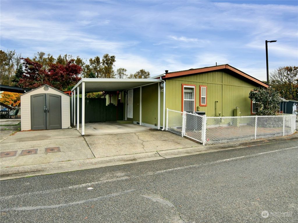 Photo of 15400 SE 155th Place #34, Renton, WA 98058 (MLS # 2305407)