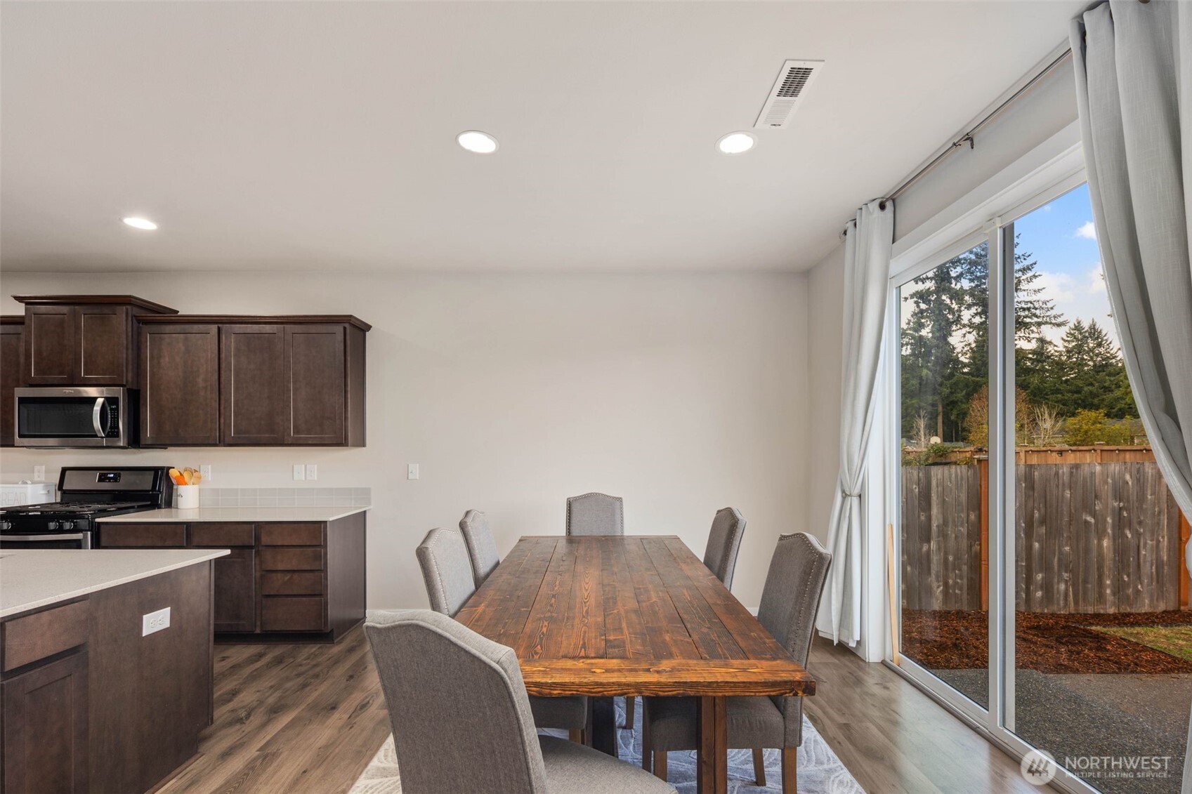 6830 Sweetgum Avenue NE