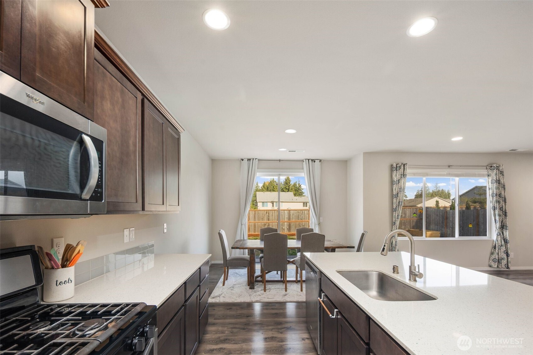 6830 Sweetgum Avenue NE