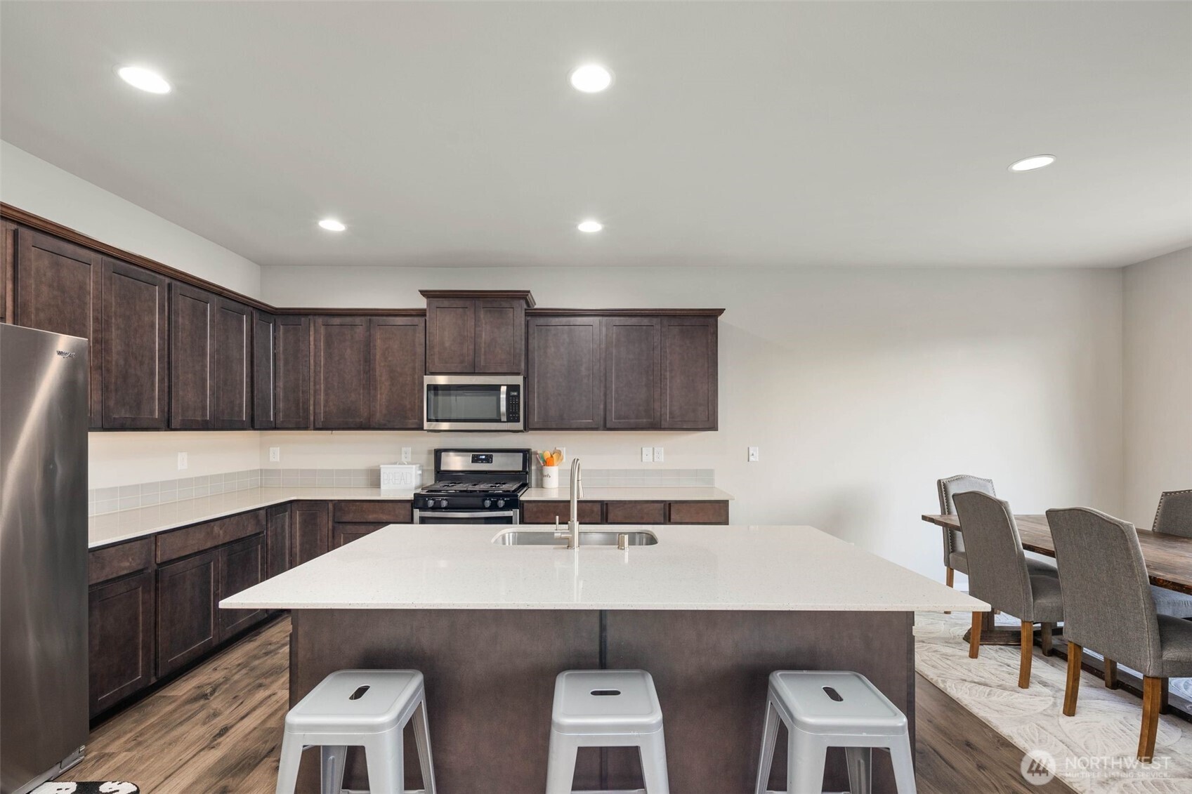 6830 Sweetgum Avenue NE