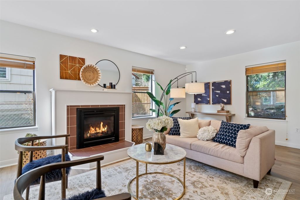 Photo of 912 NE 115th Street, Seattle, WA 98125 (MLS # 2047348)