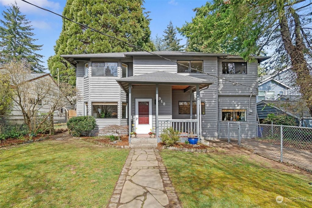 Photo of 912 NE 115th Street, Seattle, WA 98125 (MLS # 2047348)
