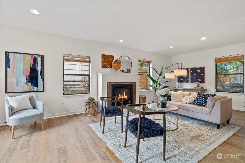 Photo of 912 NE 115th Street, Seattle, WA 98125 (MLS # 2047348)