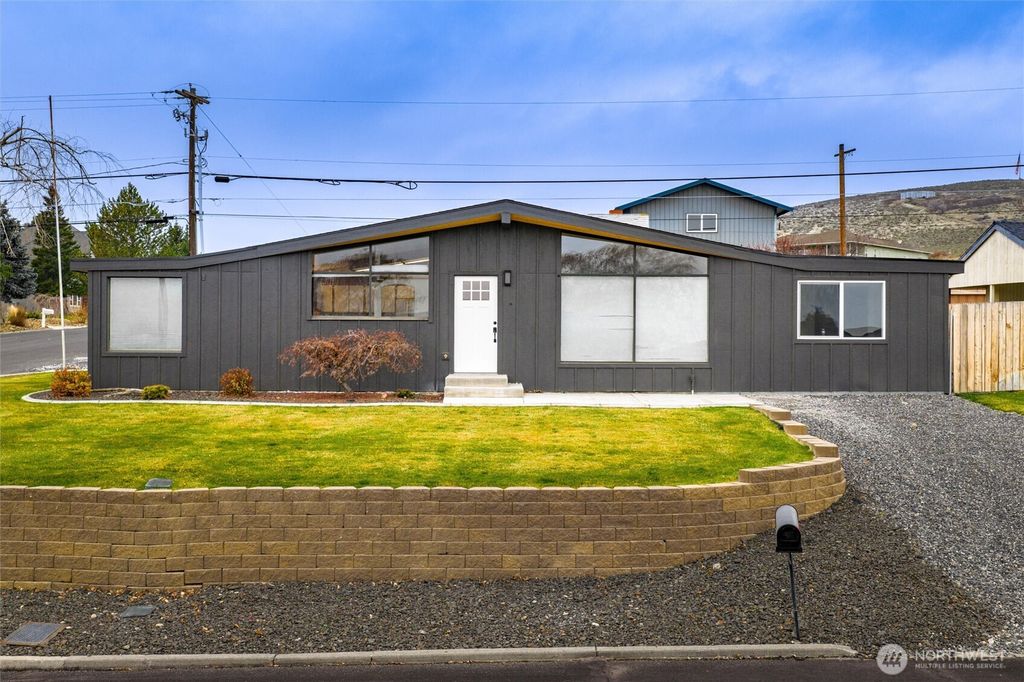 Photo of 401 Statter Road, Ephrata, WA 98823 (MLS # 2460402)