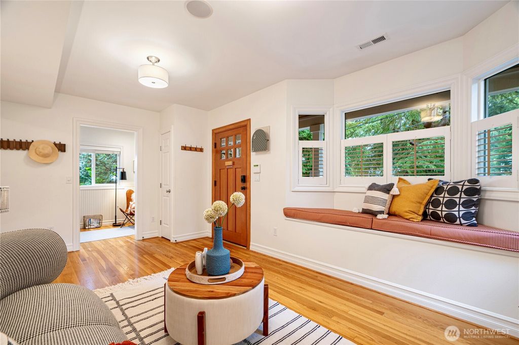 Photo of 1528 NE 97th ST St, Seattle, WA 98115 (MLS # 2432342)