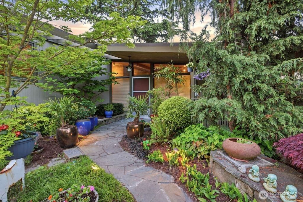Photo of 2514 Shoreland Drive S, Seattle, WA 98144 (MLS # 2521782)