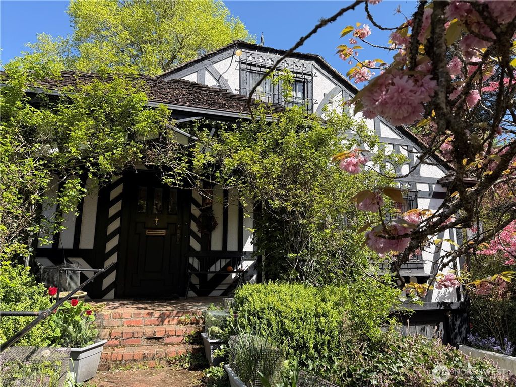 Photo of 702 11th Avenue SE, Olympia, WA 98501 (MLS # 2513591)