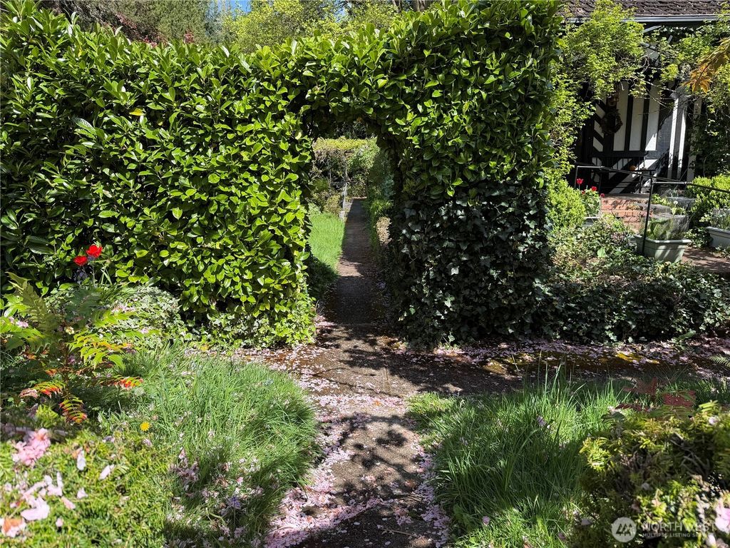 Photo of 702 11th Avenue SE, Olympia, WA 98501 (MLS # 2513591)