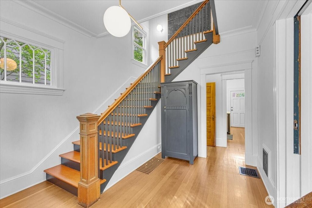 Photo of 109 11th Avenue E, Seattle, WA 98102 (MLS # 2423772)
