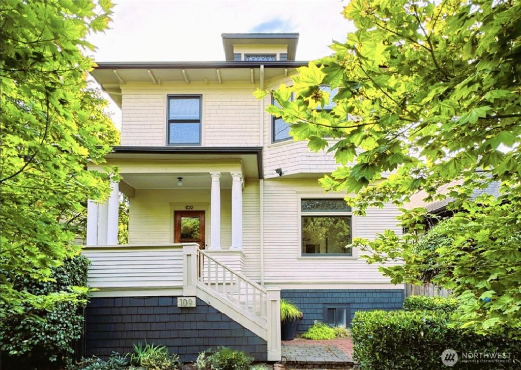 Photo of 109 11th Avenue E, Seattle, WA 98102 (MLS # 2423772)