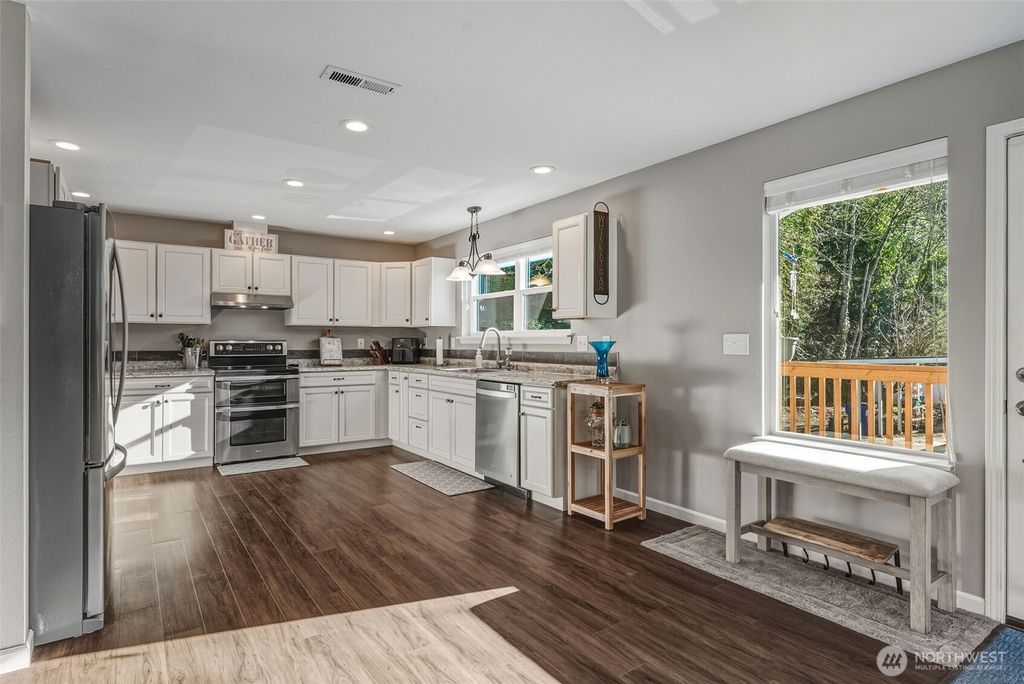 Photo of 800 N 23rd Ave, Kelso, WA 98626 (MLS # 2471357)