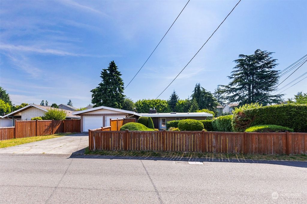 Photo of 17644 110th Avenue SE, Renton, WA 98055 (MLS # 2134417)