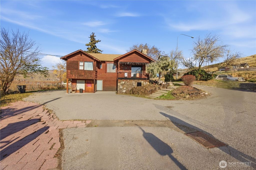 Photo of 5 35th Street NW, East Wenatchee, WA 98802 (MLS # 2461276)