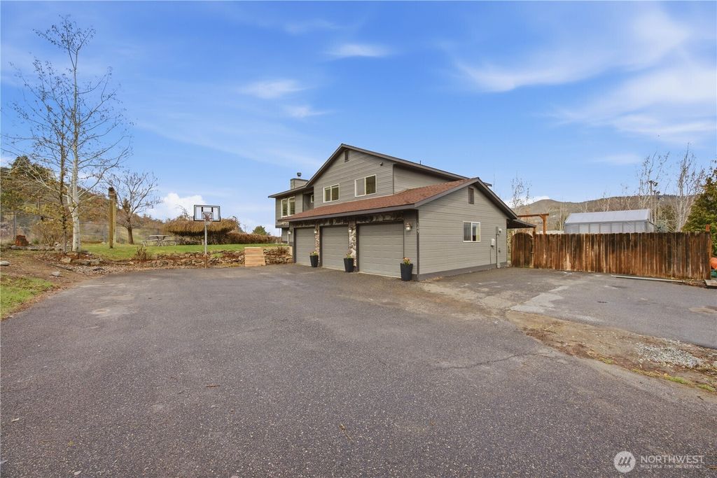 Photo of 109 Nelmida Lane Ln, Chelan, WA 98816 (MLS # 2502239)