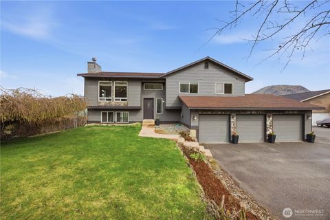 Photo of 109 Nelmida Lane Ln, Chelan, WA 98816 (MLS # 2502239)